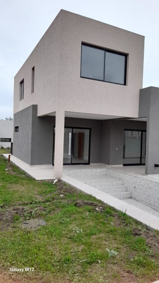  CASA EN VENTA 4 AMBIENTES A ESTRENAR EN PILAR - COMPLEJO SPRING PARK