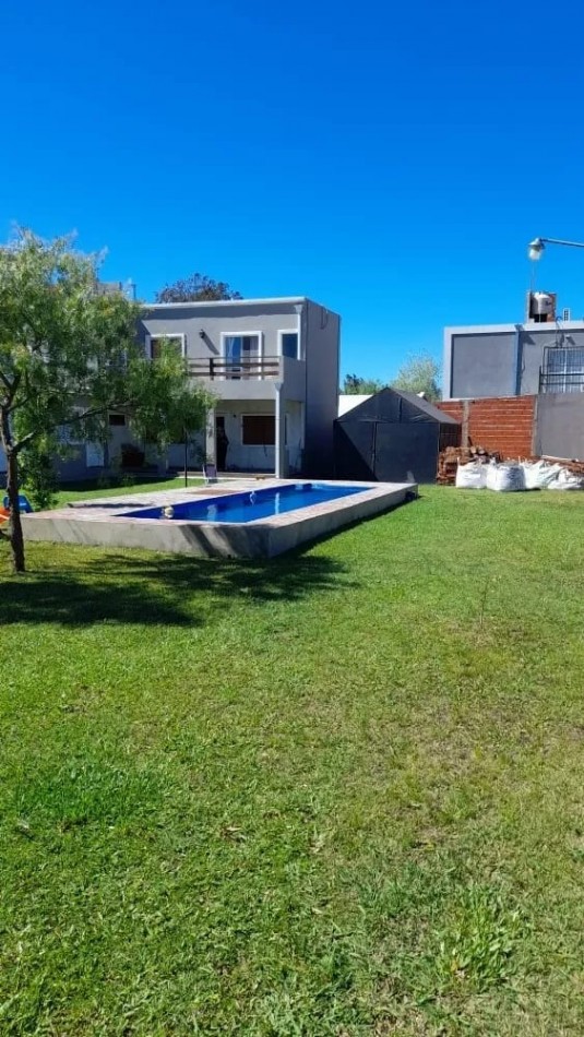 Casa De Dos Plantas Con Pileta En Venta En Villa Rosa