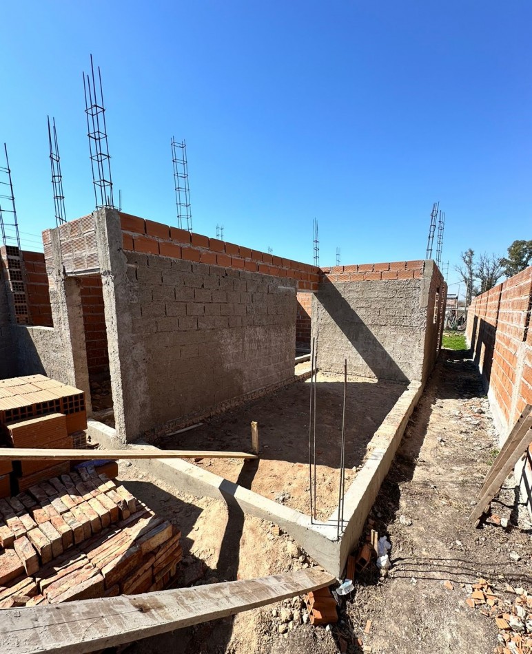 LOTE EN VENTA CON CONSTRUCCION EN BARRIO PARQUE DERQUI - PILAR.