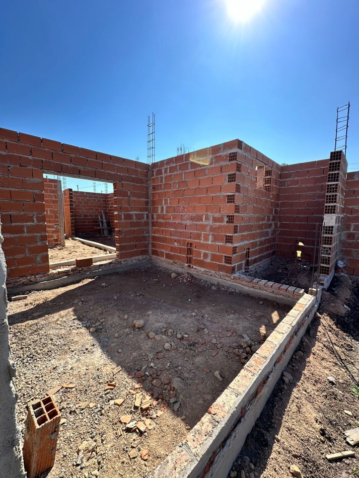 LOTE EN VENTA CON CONSTRUCCION EN BARRIO PARQUE DERQUI - PILAR.