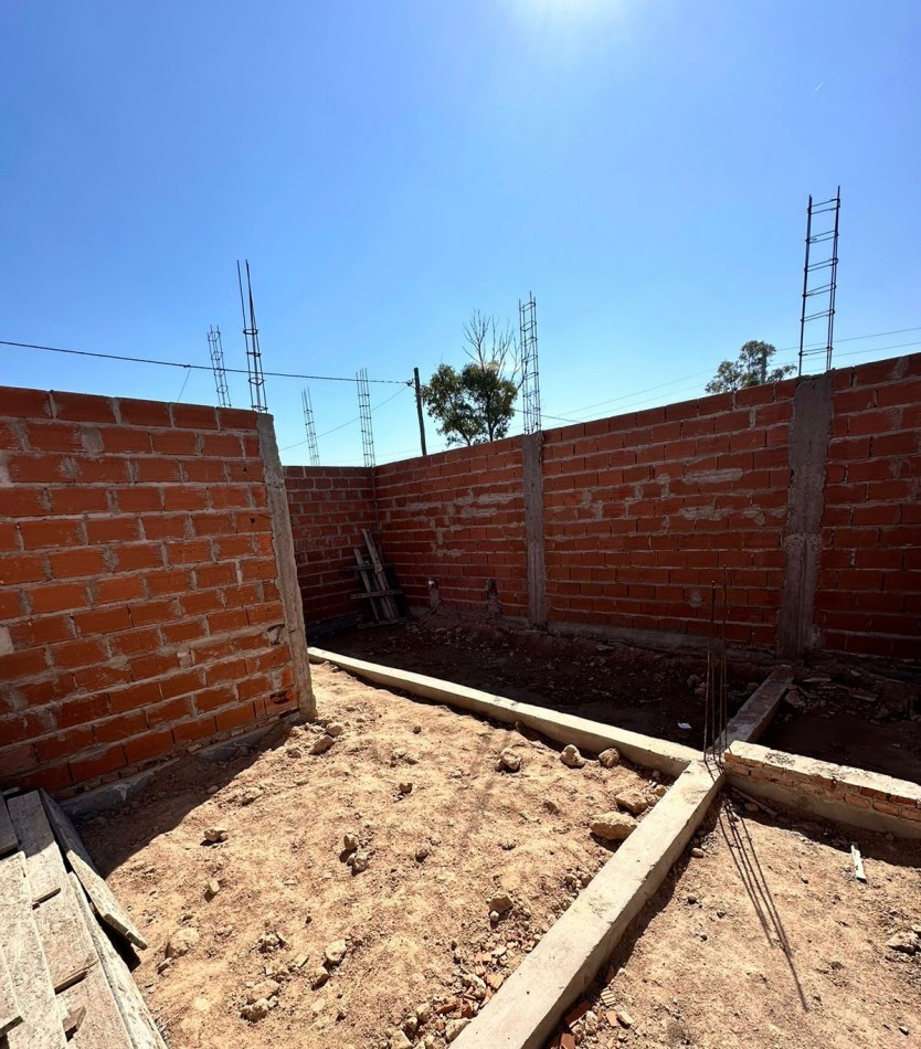 LOTE EN VENTA CON CONSTRUCCION EN BARRIO PARQUE DERQUI - PILAR.