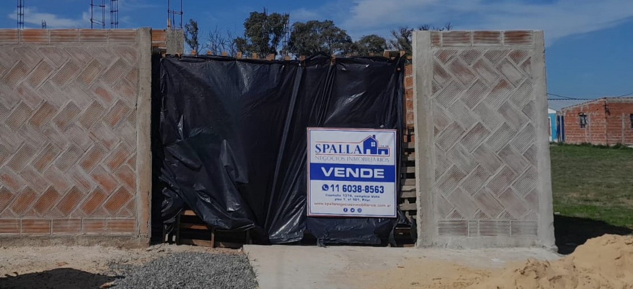 LOTE EN VENTA CON CONSTRUCCION EN BARRIO PARQUE DERQUI - PILAR.