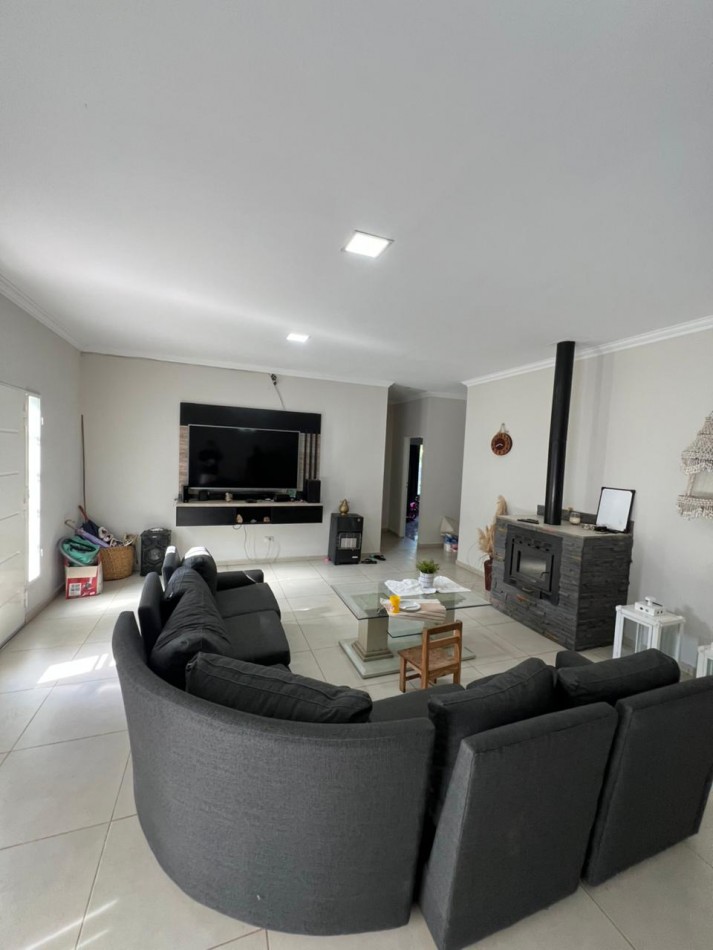 CASA EN VENTA EN JOSE C PAZ, 4 AMBIENTES CON PILETA