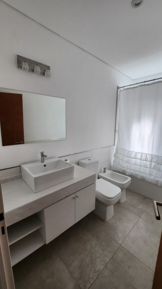 VENTA CASA 4 AMBIENTES BARRIO SANTA LUCIA PILAR DEL ESTE