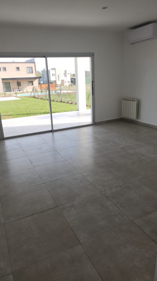 VENTA CASA 4 AMBIENTES BARRIO SANTA LUCIA PILAR DEL ESTE