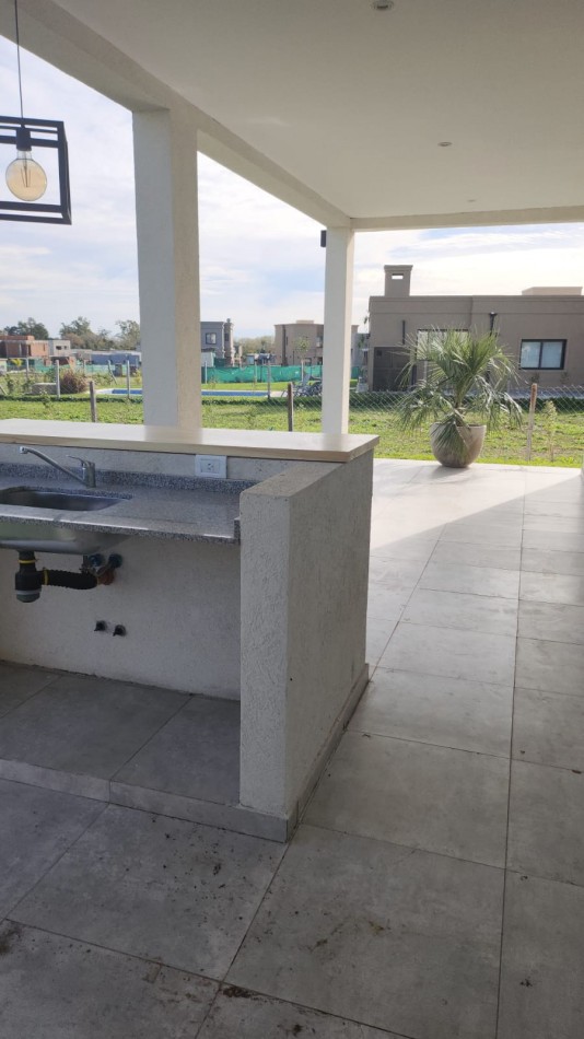 VENTA CASA 4 AMBIENTES BARRIO SANTA LUCIA PILAR DEL ESTE