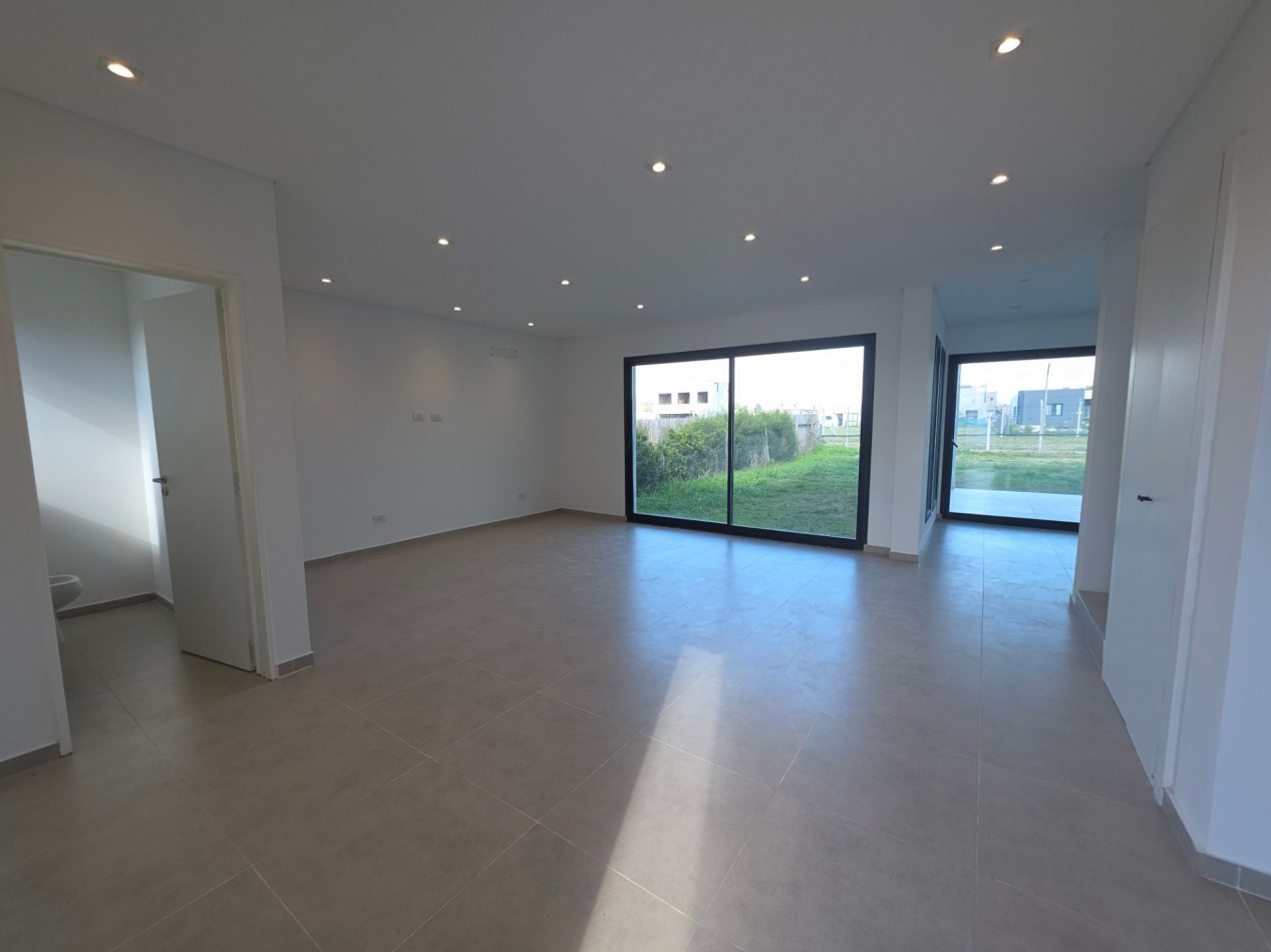 VENTA CASA DE 7 AMBIENTES EN SANTA LUCIA, PILAR DEL ESTE