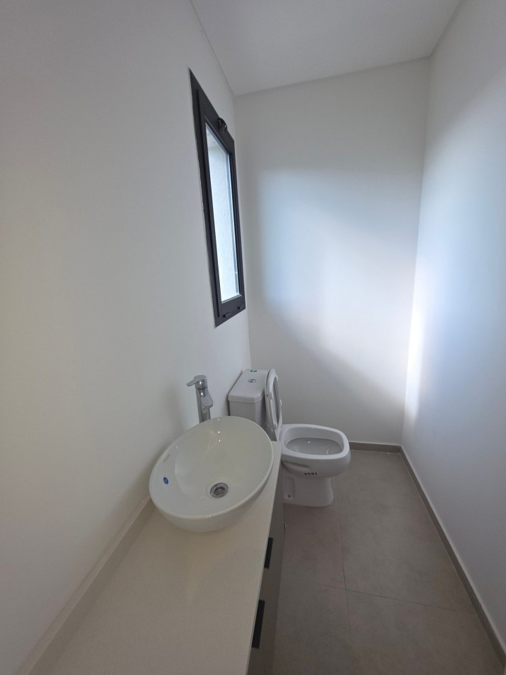 VENTA CASA DE 7 AMBIENTES EN SANTA LUCIA, PILAR DEL ESTE