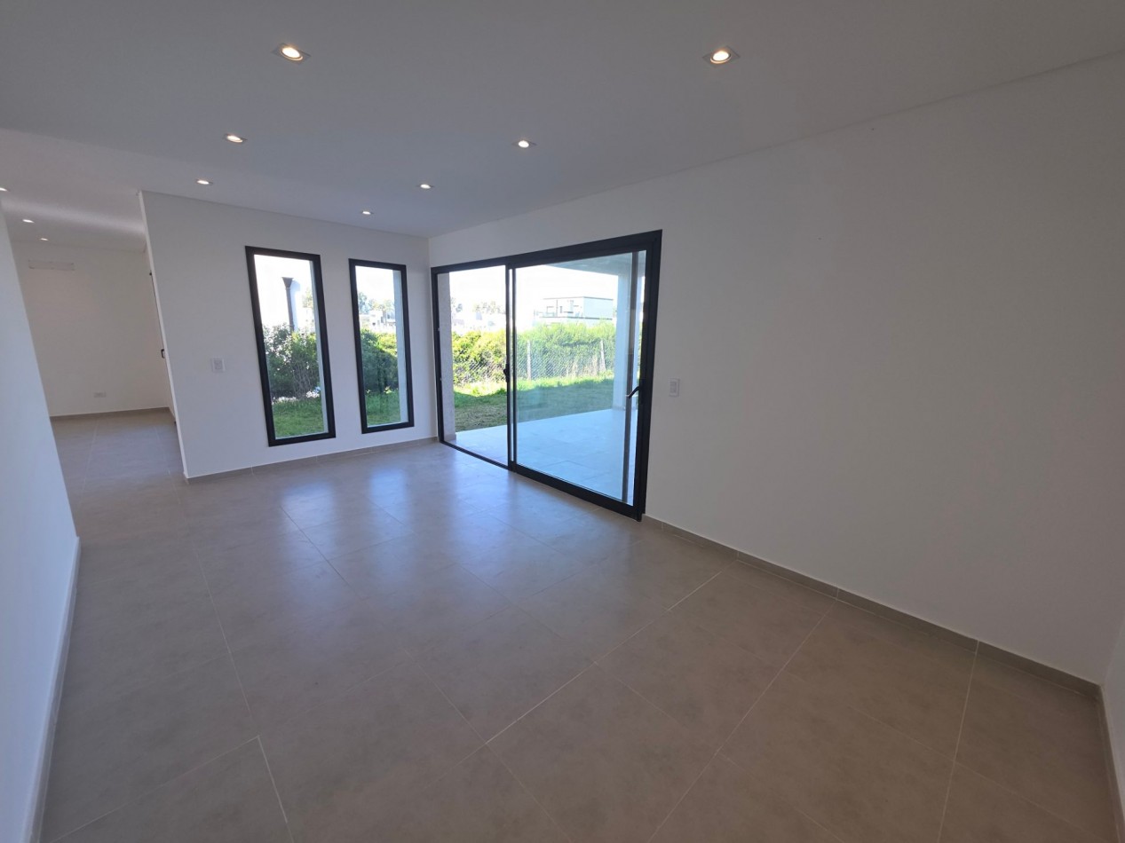 VENTA CASA DE 7 AMBIENTES EN SANTA LUCIA, PILAR DEL ESTE