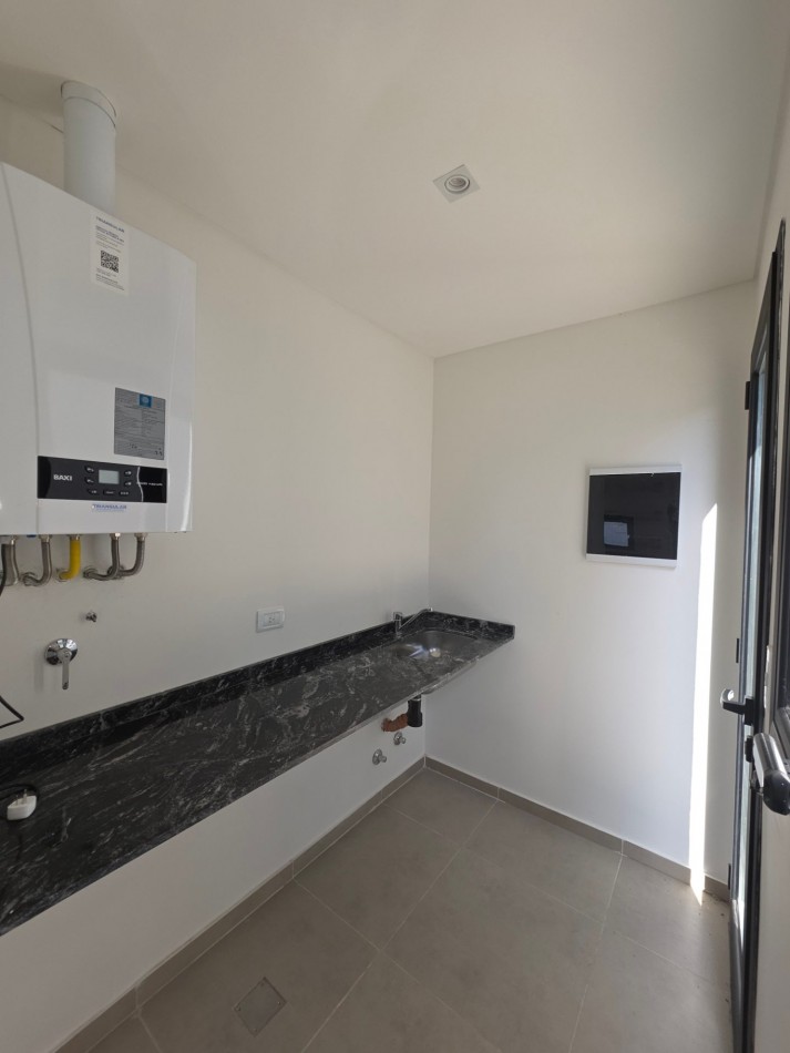 VENTA CASA DE 7 AMBIENTES EN SANTA LUCIA, PILAR DEL ESTE