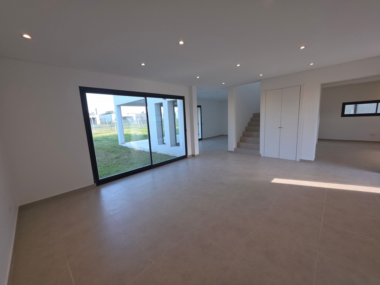VENTA CASA DE 7 AMBIENTES EN SANTA LUCIA, PILAR DEL ESTE