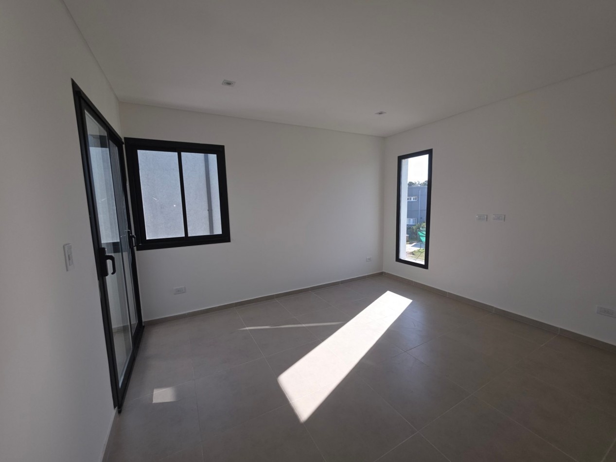 VENTA CASA DE 7 AMBIENTES EN SANTA LUCIA, PILAR DEL ESTE