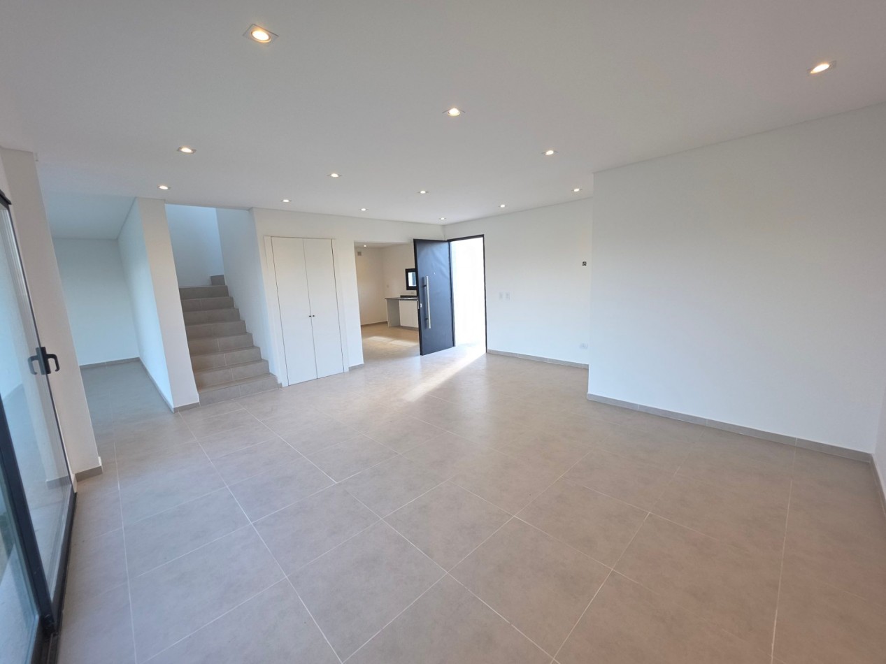 VENTA CASA DE 7 AMBIENTES EN SANTA LUCIA, PILAR DEL ESTE