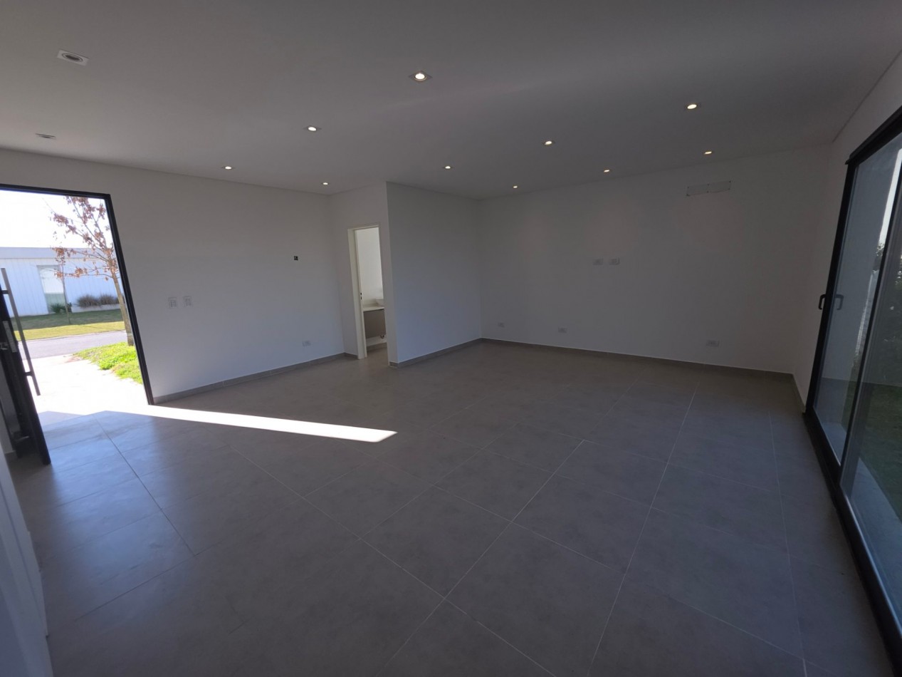 VENTA CASA DE 7 AMBIENTES EN SANTA LUCIA, PILAR DEL ESTE