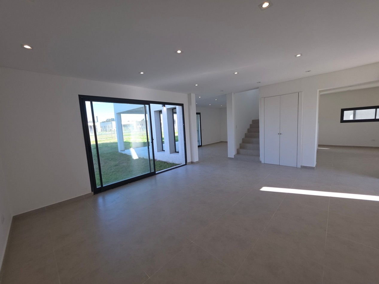 VENTA CASA DE 7 AMBIENTES EN SANTA LUCIA, PILAR DEL ESTE