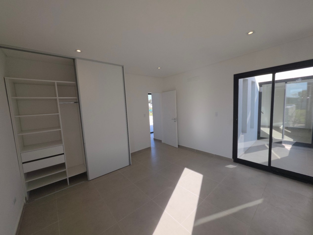 VENTA CASA DE 7 AMBIENTES EN SANTA LUCIA, PILAR DEL ESTE