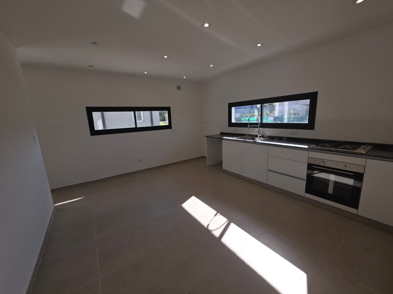 VENTA CASA DE 7 AMBIENTES EN SANTA LUCIA, PILAR DEL ESTE