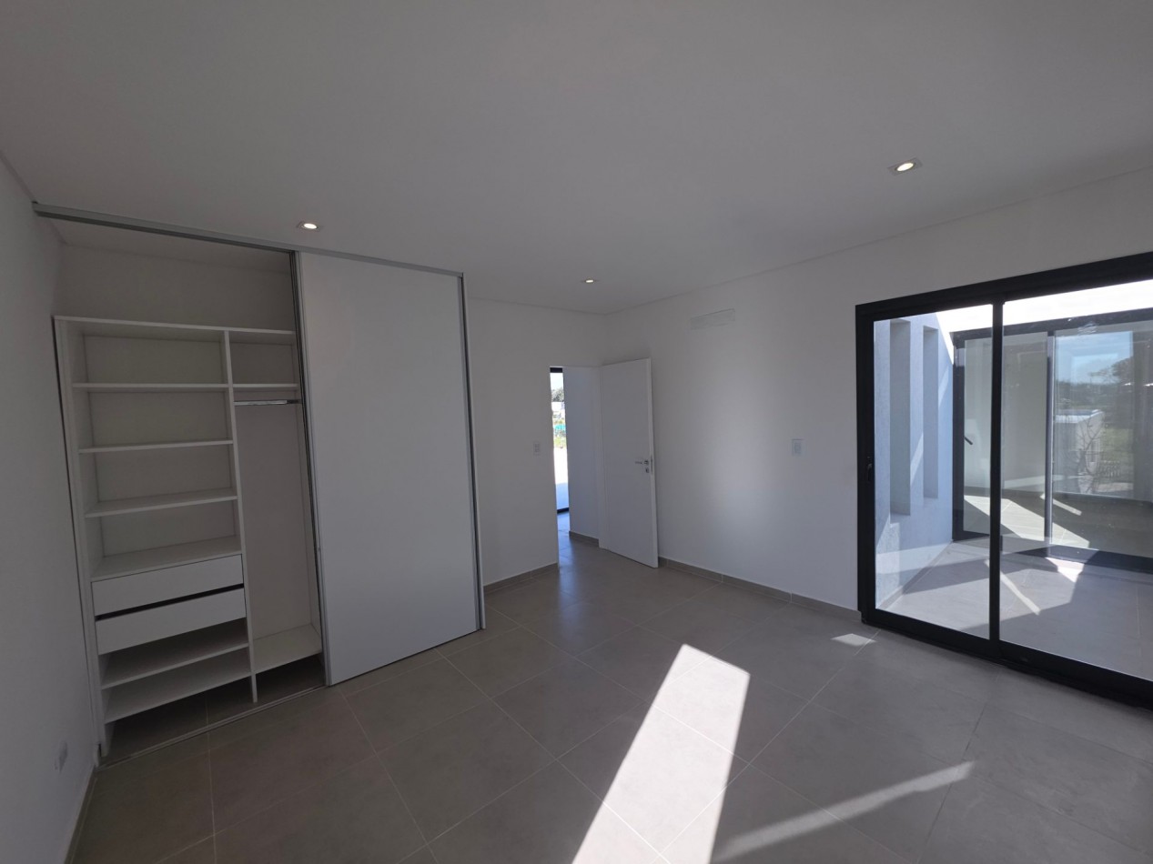 VENTA CASA DE 7 AMBIENTES EN SANTA LUCIA, PILAR DEL ESTE