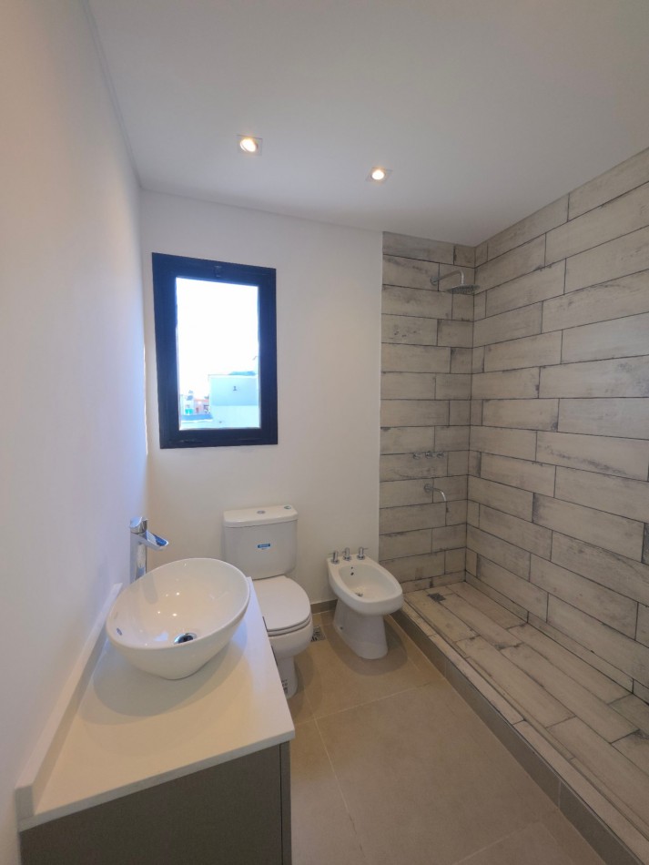 VENTA CASA DE 7 AMBIENTES EN SANTA LUCIA, PILAR DEL ESTE