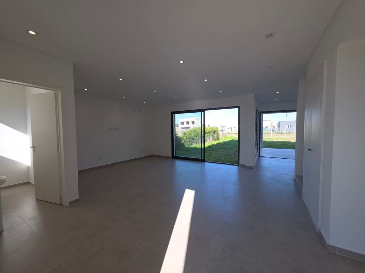 VENTA CASA DE 7 AMBIENTES EN SANTA LUCIA, PILAR DEL ESTE
