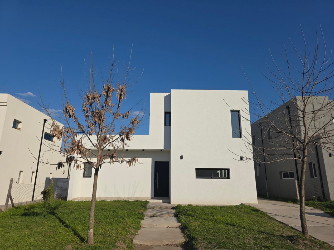 VENTA CASA DE 7 AMBIENTES EN SANTA LUCIA, PILAR DEL ESTE