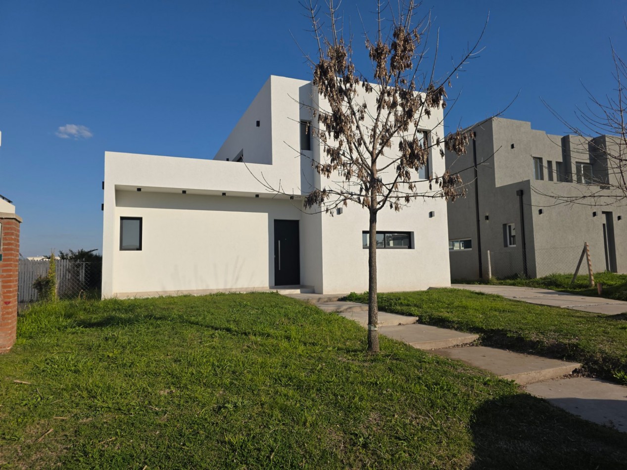 VENTA CASA DE 7 AMBIENTES EN SANTA LUCIA, PILAR DEL ESTE