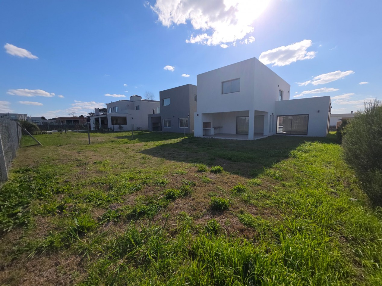 VENTA CASA DE 7 AMBIENTES EN SANTA LUCIA, PILAR DEL ESTE
