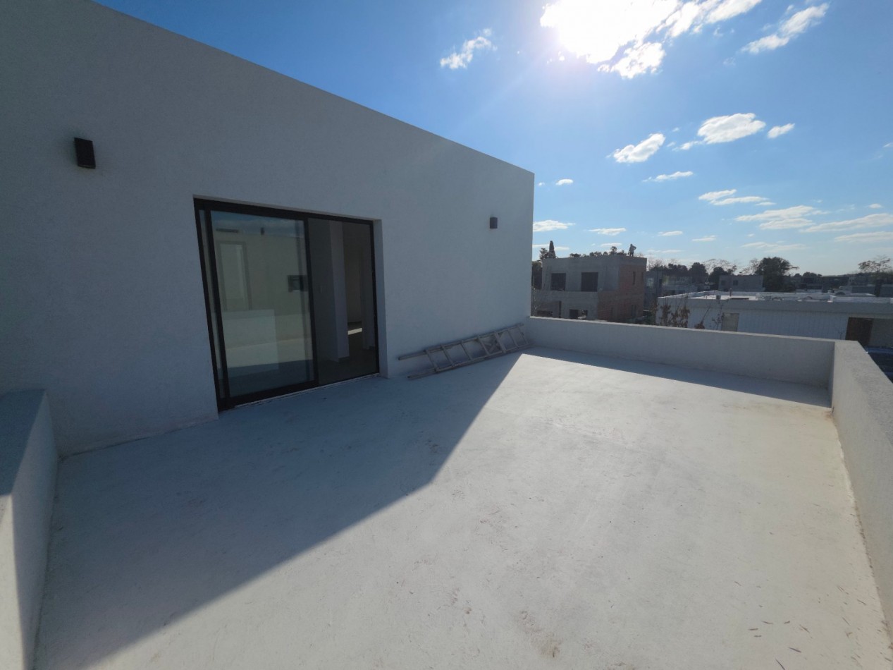 VENTA CASA DE 7 AMBIENTES EN SANTA LUCIA, PILAR DEL ESTE