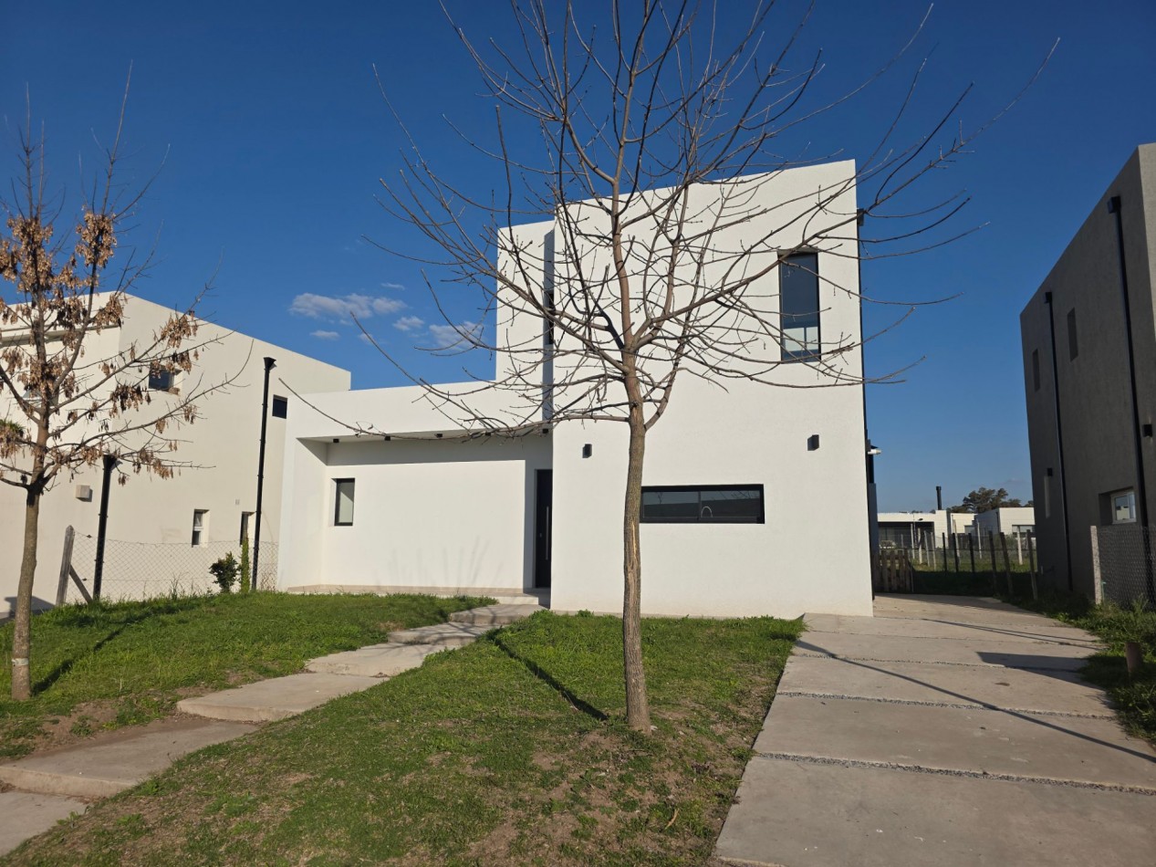 VENTA CASA DE 7 AMBIENTES EN SANTA LUCIA, PILAR DEL ESTE