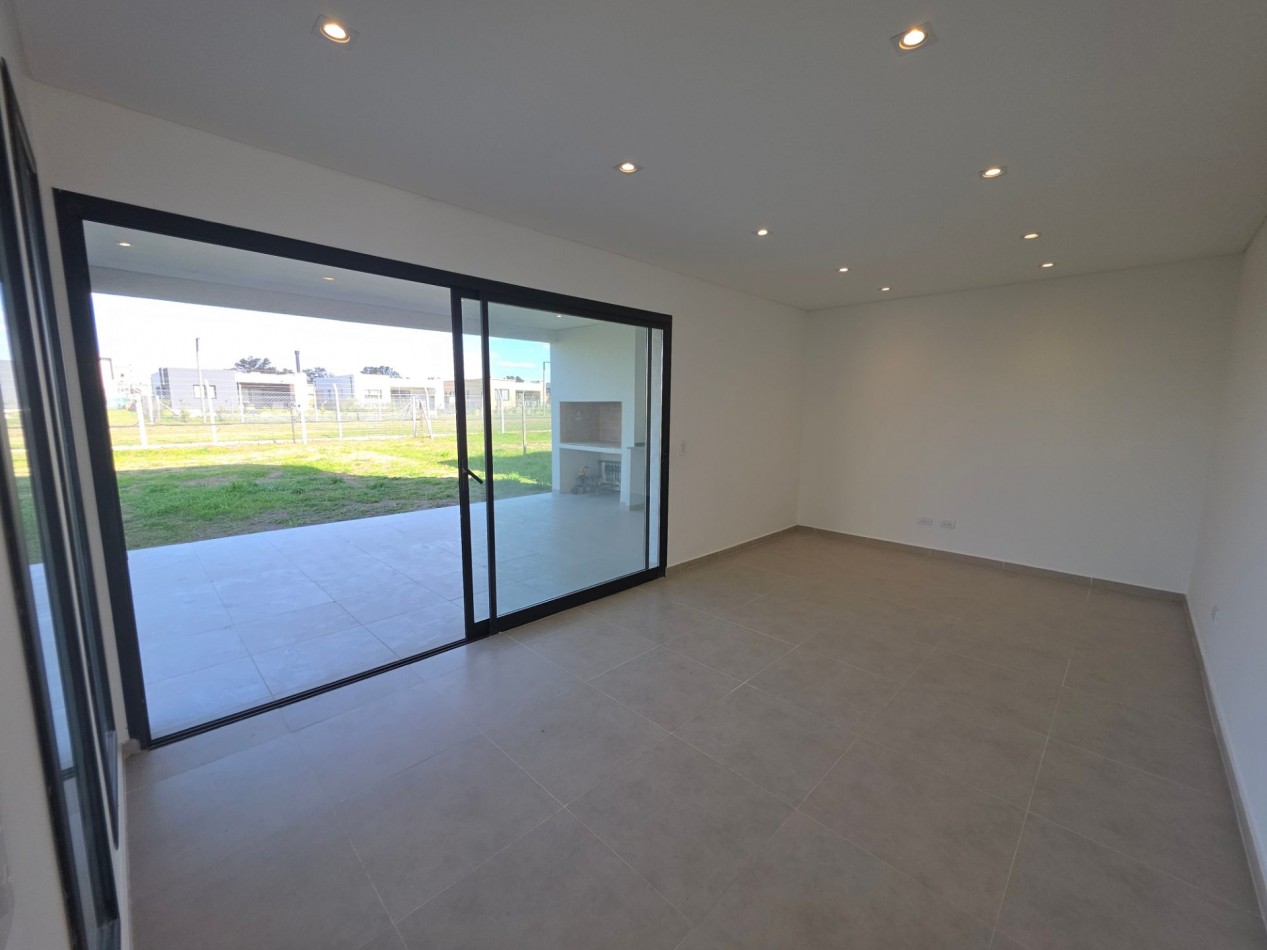 VENTA CASA DE 7 AMBIENTES EN SANTA LUCIA, PILAR DEL ESTE