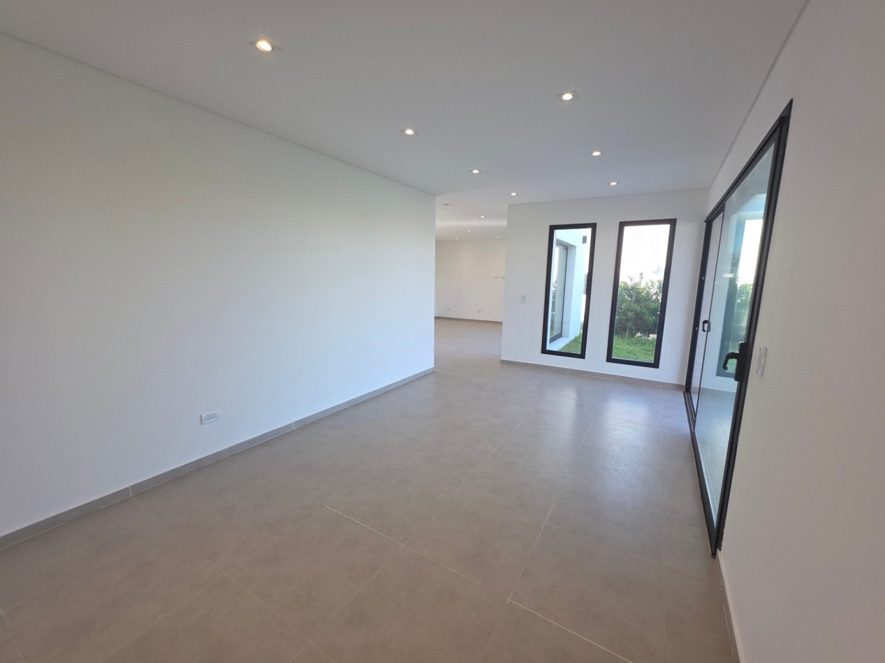 VENTA CASA DE 7 AMBIENTES EN SANTA LUCIA, PILAR DEL ESTE
