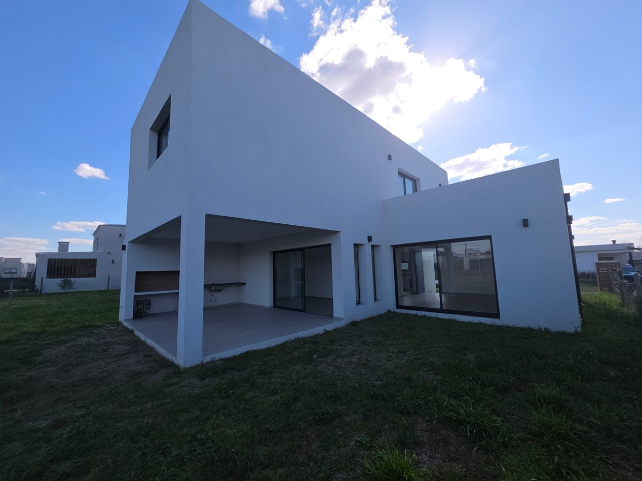 VENTA CASA DE 7 AMBIENTES EN SANTA LUCIA, PILAR DEL ESTE