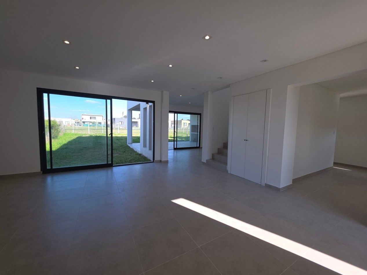 VENTA CASA DE 7 AMBIENTES EN SANTA LUCIA, PILAR DEL ESTE