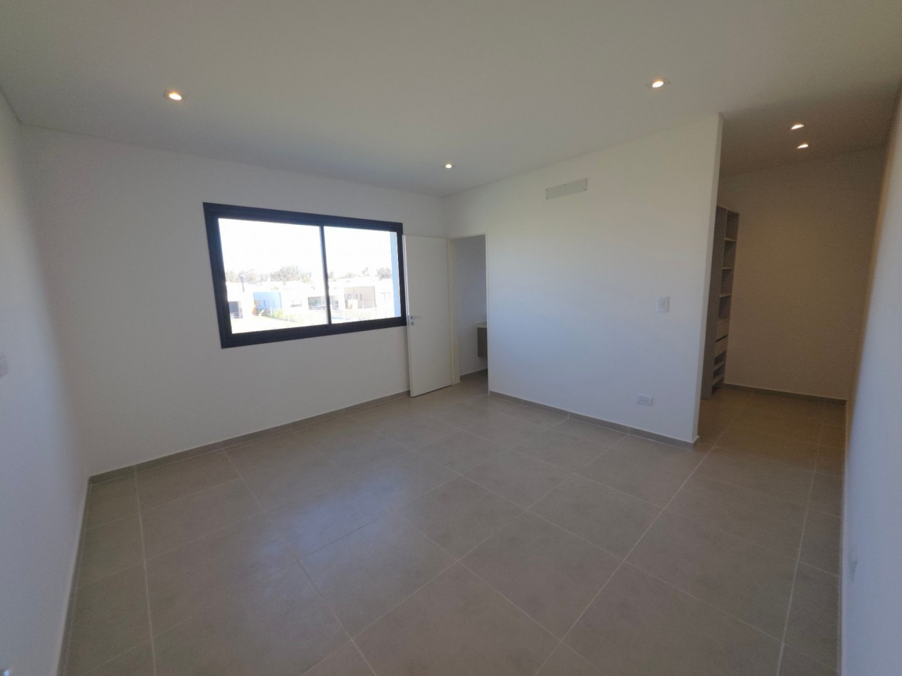 VENTA CASA DE 7 AMBIENTES EN SANTA LUCIA, PILAR DEL ESTE