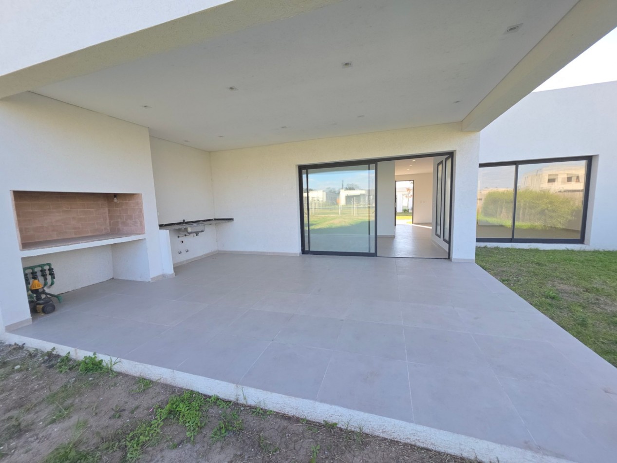 VENTA CASA DE 7 AMBIENTES EN SANTA LUCIA, PILAR DEL ESTE