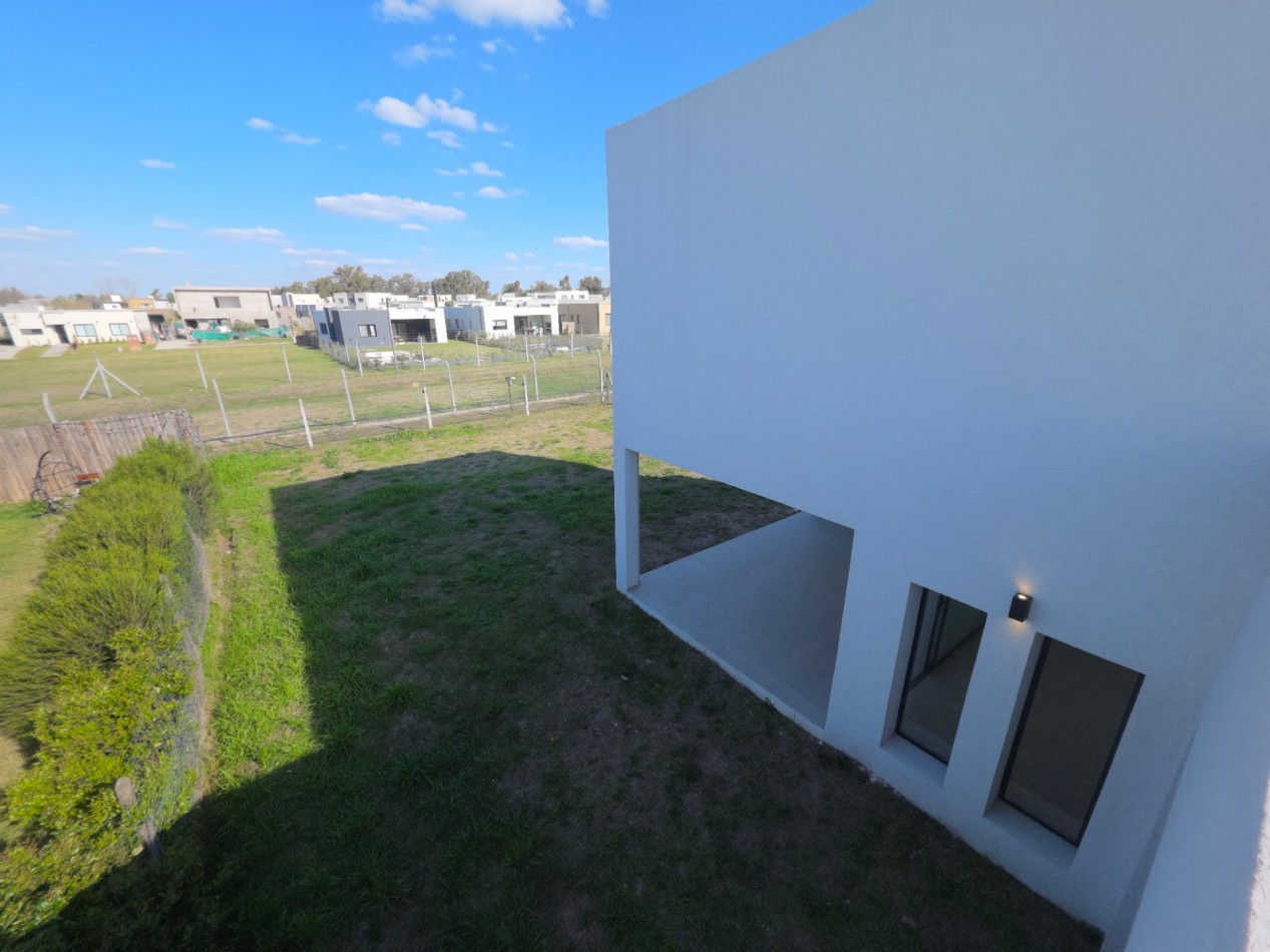 VENTA CASA DE 7 AMBIENTES EN SANTA LUCIA, PILAR DEL ESTE