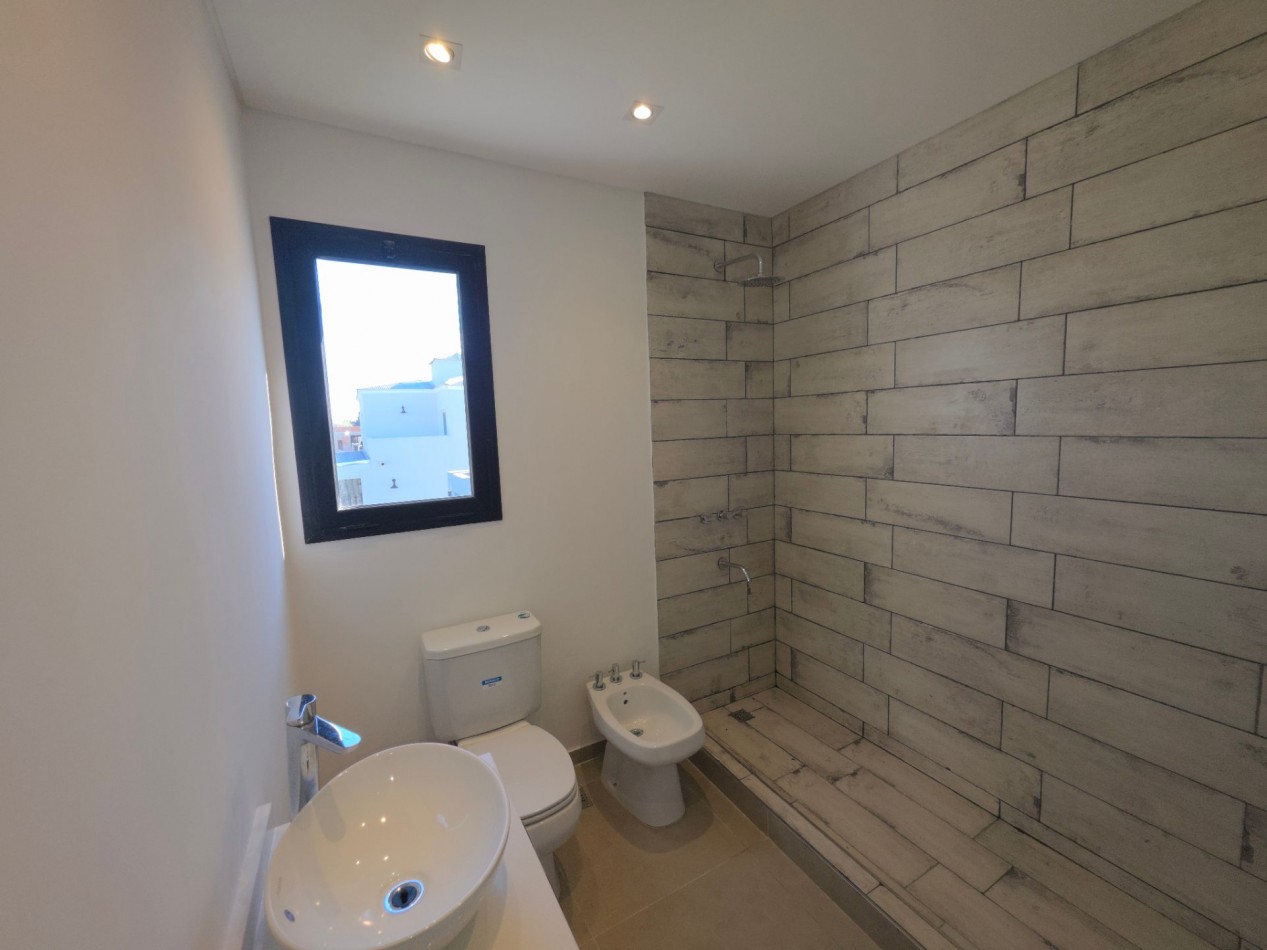 VENTA CASA DE 7 AMBIENTES EN SANTA LUCIA, PILAR DEL ESTE