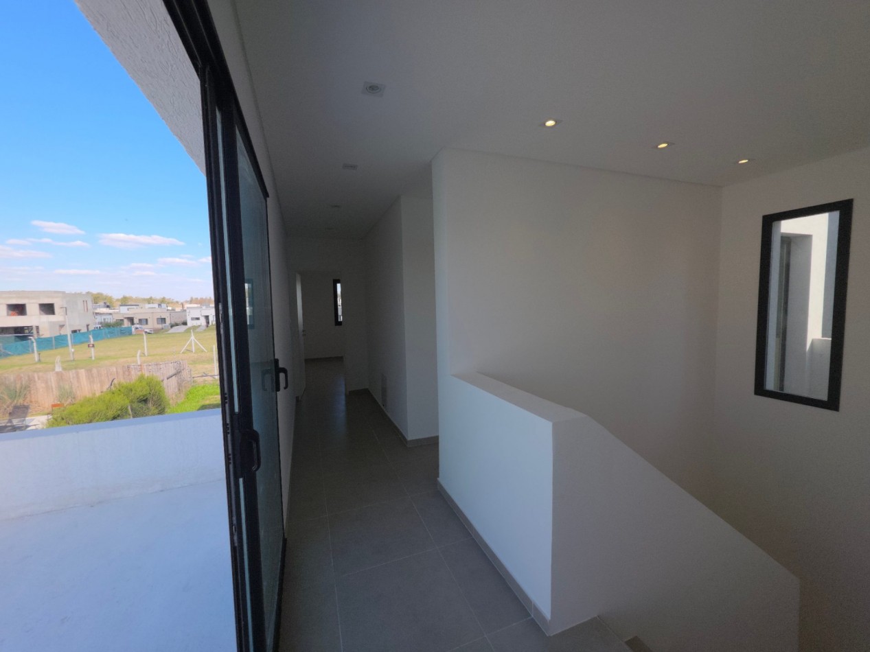 VENTA CASA DE 7 AMBIENTES EN SANTA LUCIA, PILAR DEL ESTE