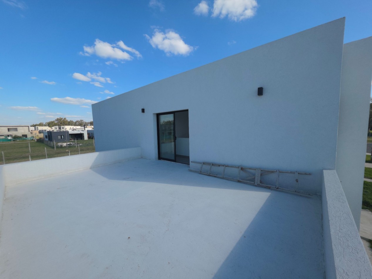 VENTA CASA DE 7 AMBIENTES EN SANTA LUCIA, PILAR DEL ESTE