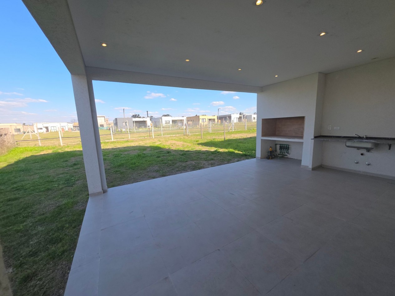 VENTA CASA DE 7 AMBIENTES EN SANTA LUCIA, PILAR DEL ESTE