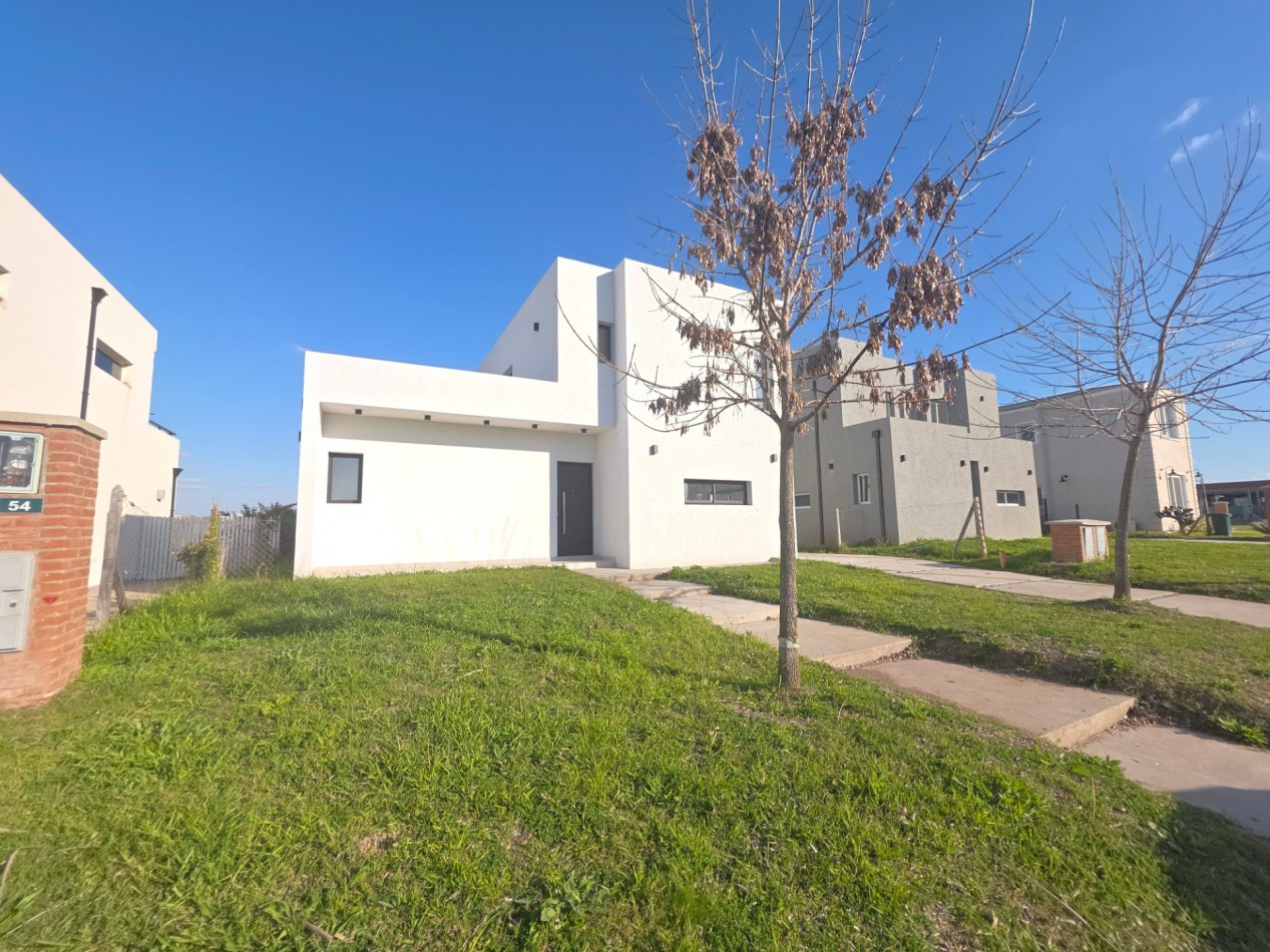 VENTA CASA DE 7 AMBIENTES EN SANTA LUCIA, PILAR DEL ESTE