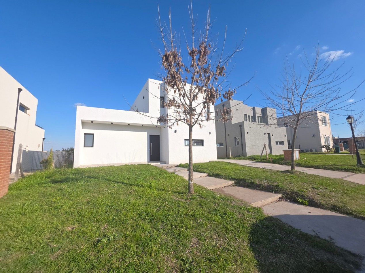 VENTA CASA DE 7 AMBIENTES EN SANTA LUCIA, PILAR DEL ESTE