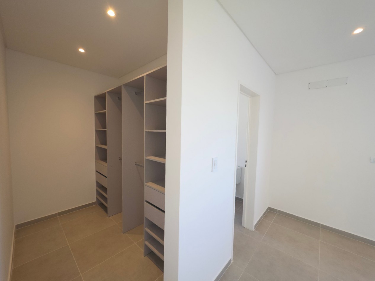 VENTA CASA DE 5 AMBIENTES EN SANTA LUCIA, PILAR DEL ESTE