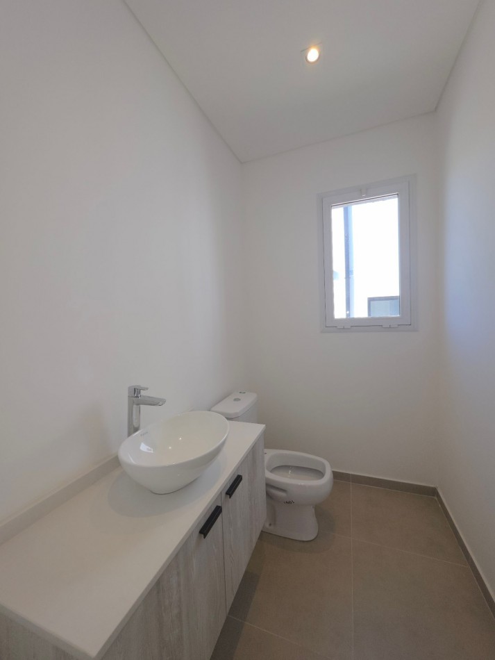 VENTA CASA DE 5 AMBIENTES EN SANTA LUCIA, PILAR DEL ESTE
