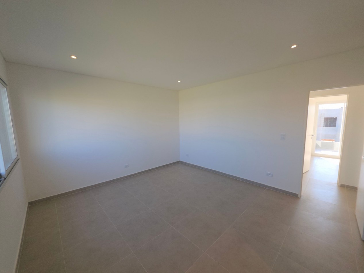 VENTA CASA DE 5 AMBIENTES EN SANTA LUCIA, PILAR DEL ESTE