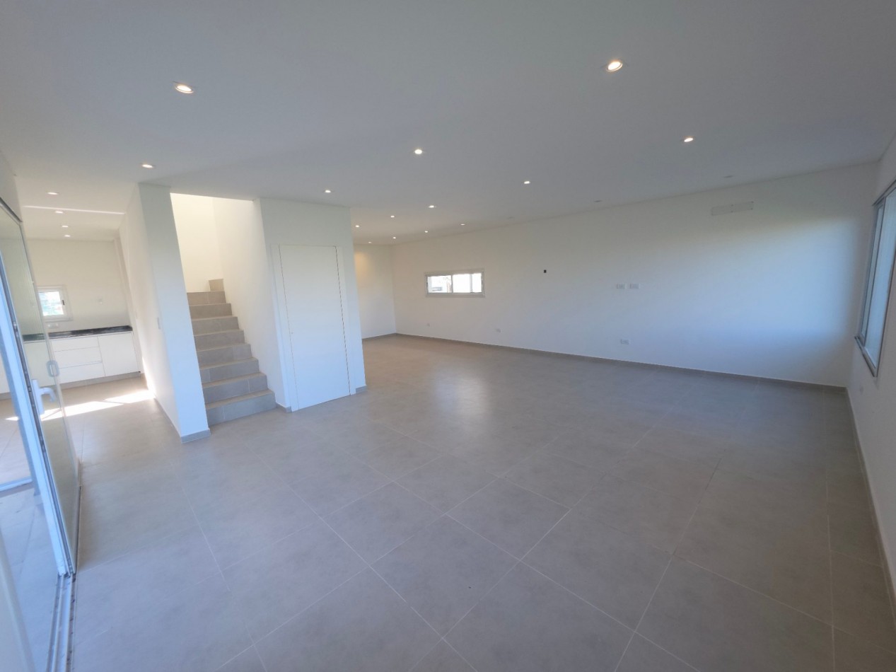 VENTA CASA DE 5 AMBIENTES EN SANTA LUCIA, PILAR DEL ESTE