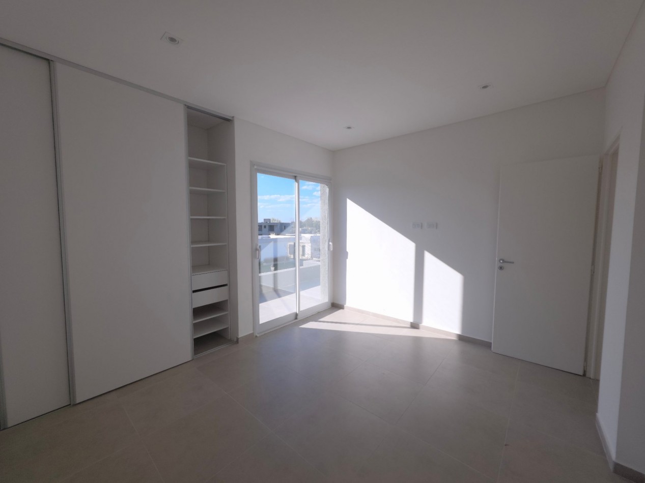 VENTA CASA DE 5 AMBIENTES EN SANTA LUCIA, PILAR DEL ESTE