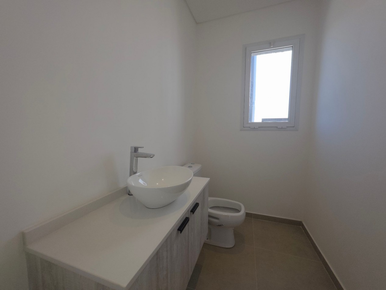VENTA CASA DE 5 AMBIENTES EN SANTA LUCIA, PILAR DEL ESTE