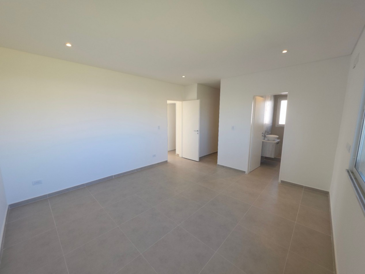 VENTA CASA DE 5 AMBIENTES EN SANTA LUCIA, PILAR DEL ESTE