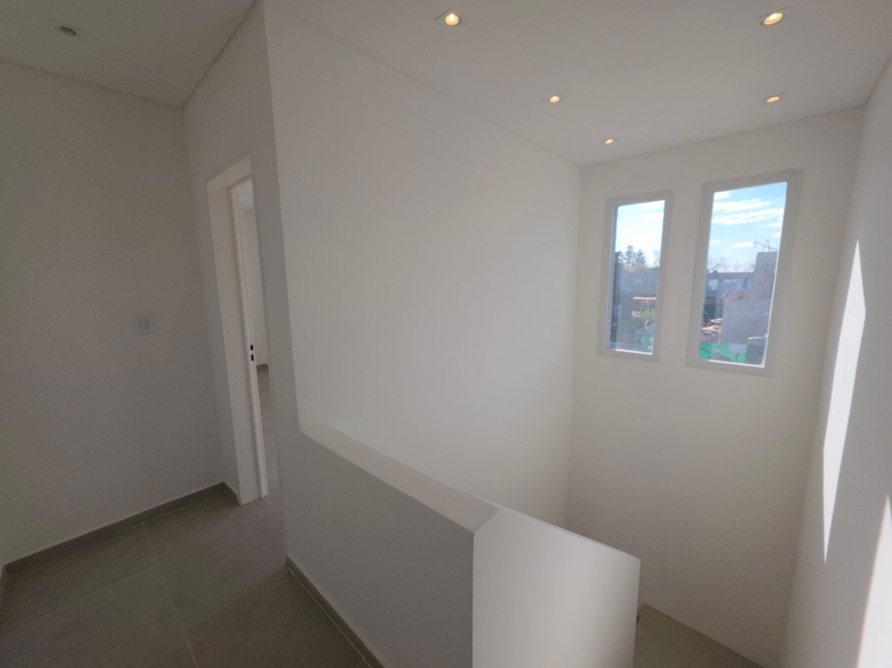 VENTA CASA DE 5 AMBIENTES EN SANTA LUCIA, PILAR DEL ESTE